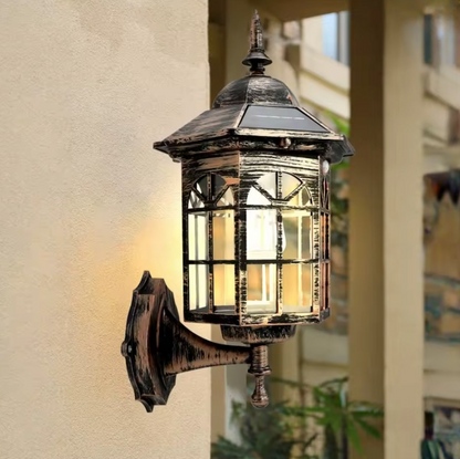Wandlaterne mit automatischer Lichtsteuerung