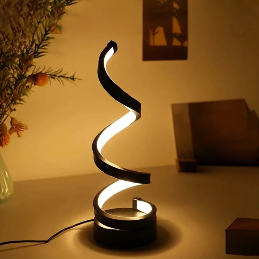 Spiral-Tischlampe im Wohnraum