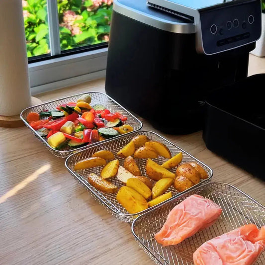 Airfryer-Etagenkörbe mit Essen