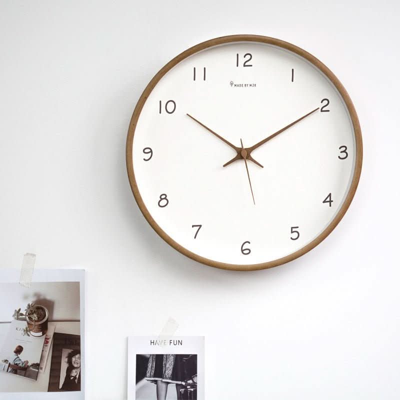 Holz-Wanduhr im Schlafzimmer