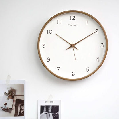 Holz-Wanduhr im Schlafzimmer
