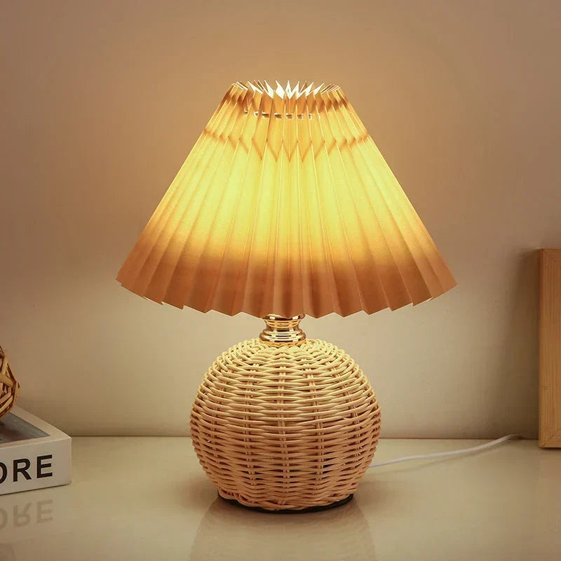Tischlampe Rattansockel Faltenschirm warmes Licht