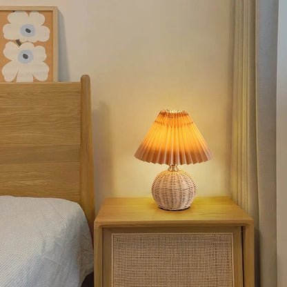 Tischlampe Rattansockel im Schlafzimmer