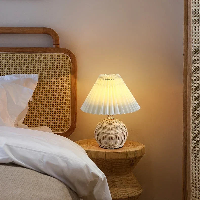 Tischlampe Rattansockel am Bett