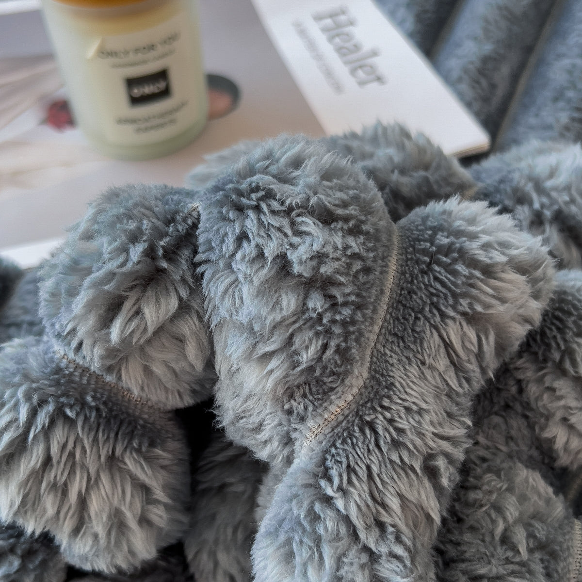 Flauschige Kuscheldecke aus Polyester | FluffyWrap™