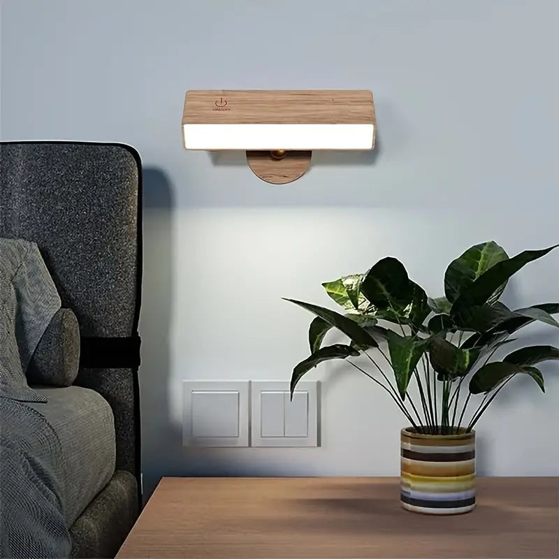 Wiederaufladbare Wandlampe in Holzoptik im Wohnraum