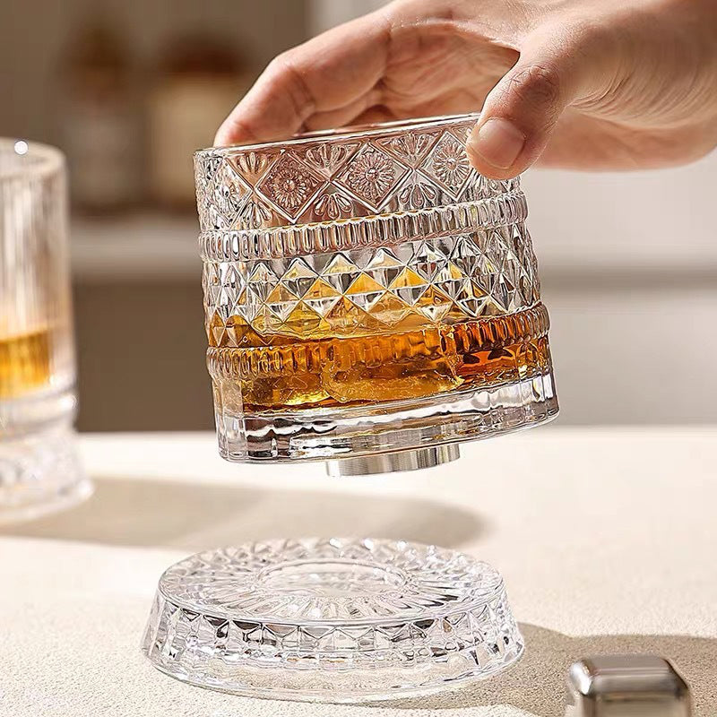 Drehbares Whiskeyglas in der Hand