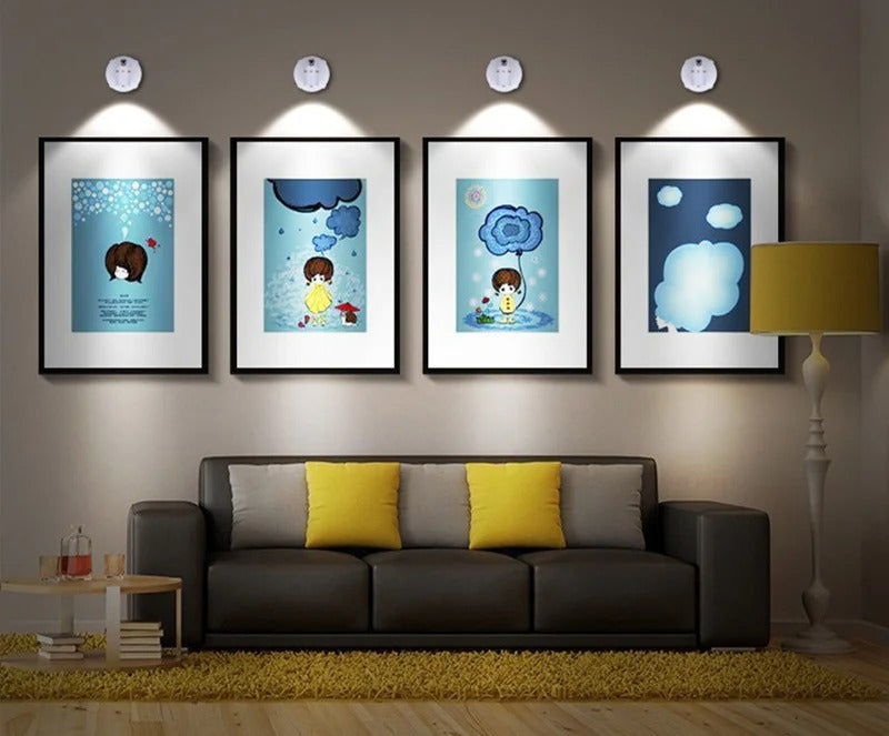 LED-Strahler beleuchtet Bilder über dem Sofa