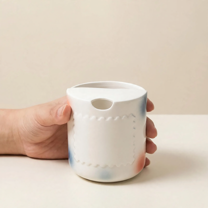 Keramiktasse in der Hand