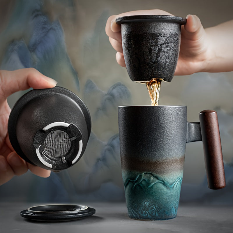 Keramik-Tasse mit Teesieb beim Aufgießen