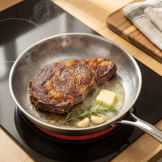 Gehämmerte Titan-Pfanne mit Steak