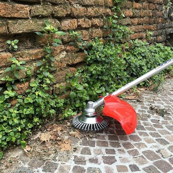 TurboTrimmer™ Unkrautbürste – Rasentrimmer-Aufsatz gegen Unkraut in Fugen