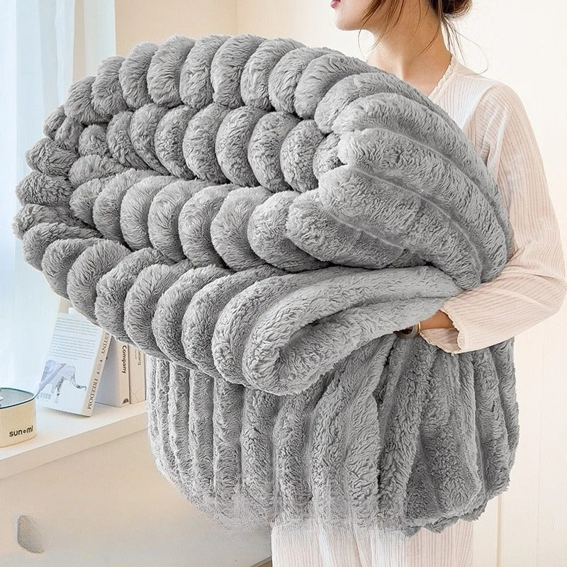 Flauschige Kuscheldecke aus Polyester | FluffyWrap™