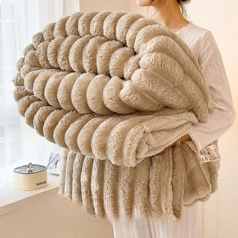Flauschige Kuscheldecke aus Polyester | FluffyWrap™
