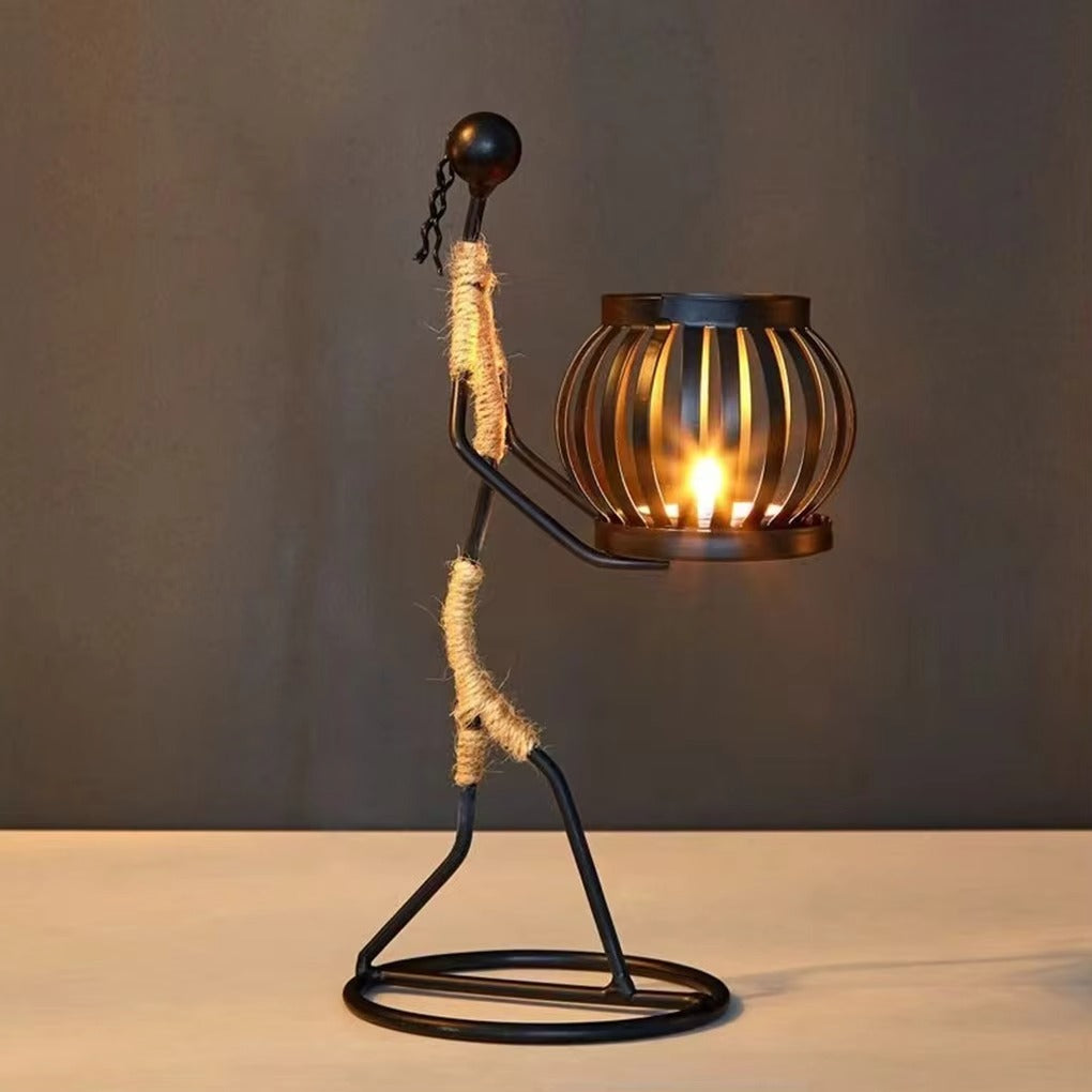 Metallfigur mit Windlicht