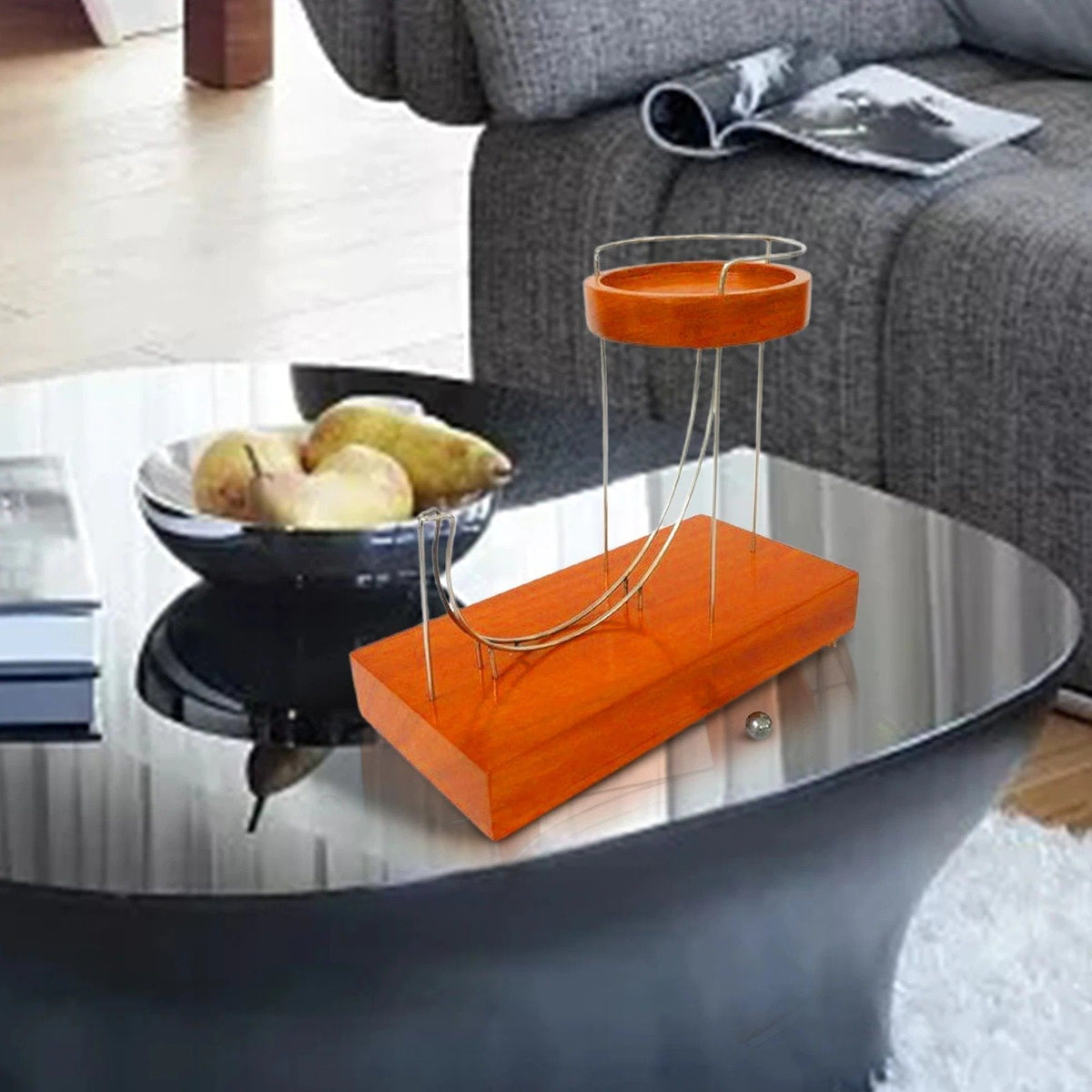 Kinetische Kunstskulptur auf dem Couchtisch im Wohnzimmer