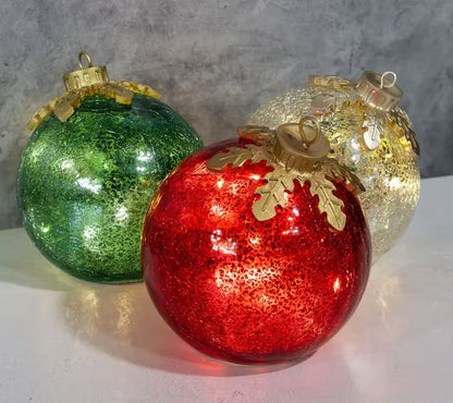 Leuchtende Weihnachtskugel mit warmweißem Licht