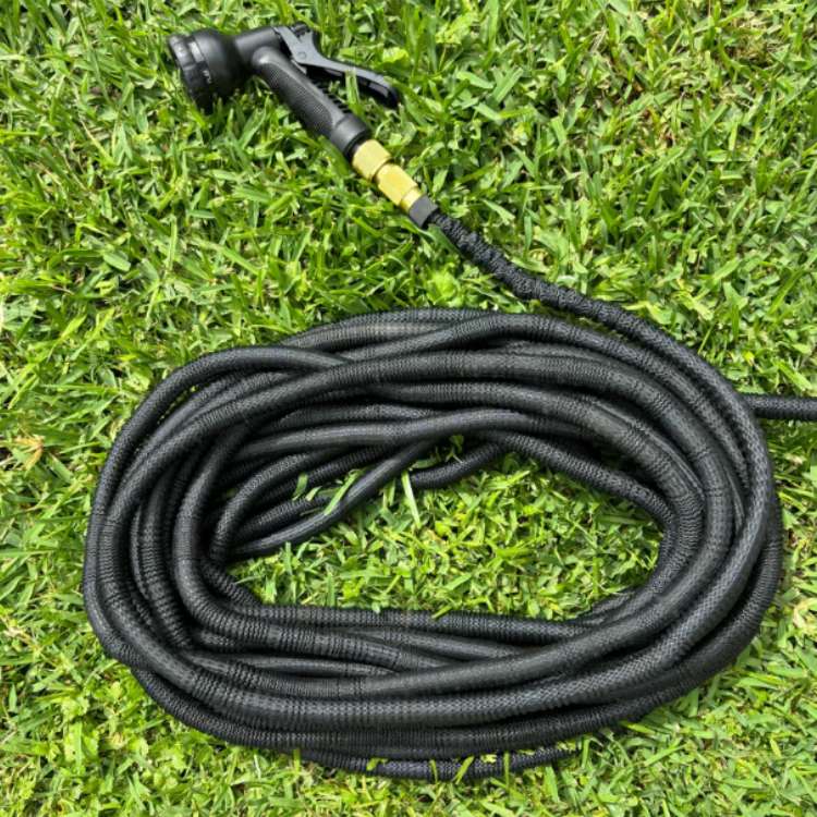 FlexFlow™ | Ausdehnbarer Gartenschlauch – Leicht, knickfrei und bis zu 30 m Reichweite